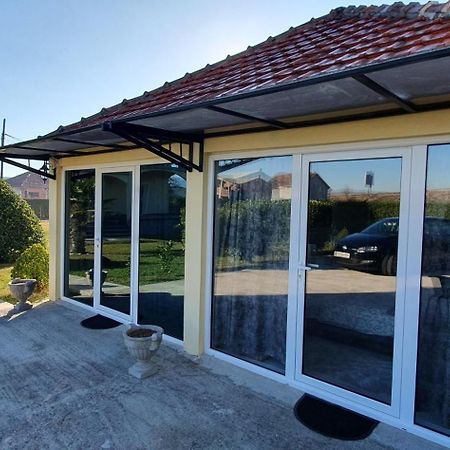 Cozzy Apartment Near The Aiport Podgorica Mitrovici  Luaran gambar