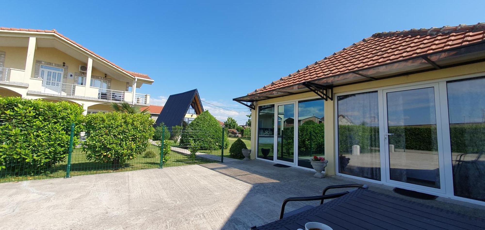 Cozzy Apartment Near The Aiport Podgorica Mitrovici  Luaran gambar